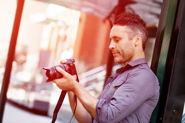 Male photographer taking picture — Stock Photo, Image