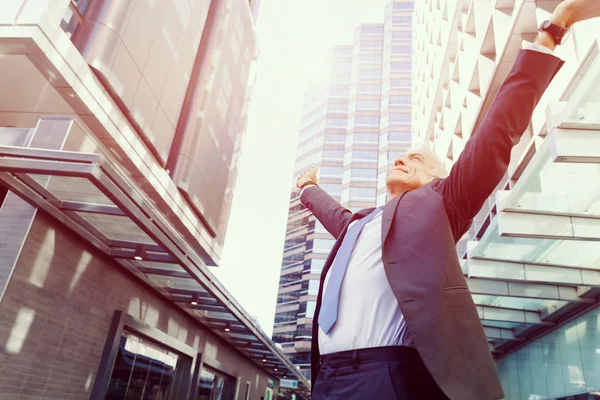 Portrait of confident businessman outdoors — Stock Photo, Image