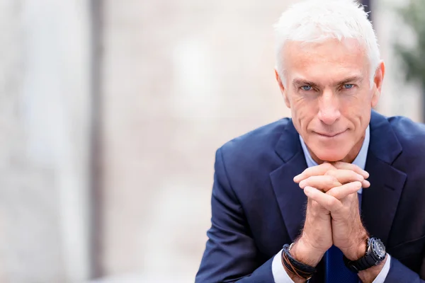 Retrato de empresario confiado al aire libre — Foto de Stock