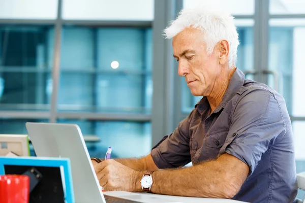 Knappe zakenman in office — Stockfoto