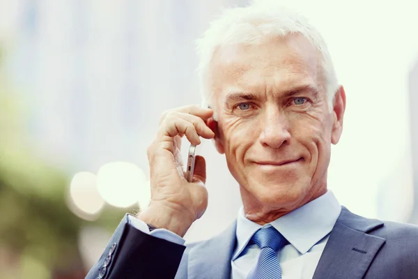 Porträt eines selbstbewussten Geschäftsmannes — Stockfoto