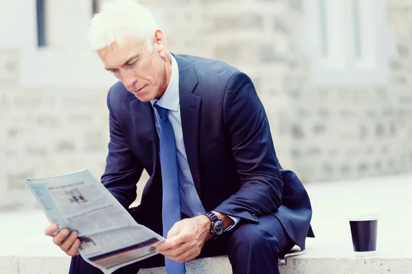 Retrato de empresario confiado al aire libre — Foto de Stock