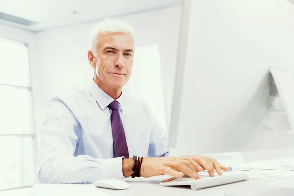 Een andere office dag achter computer — Stockfoto