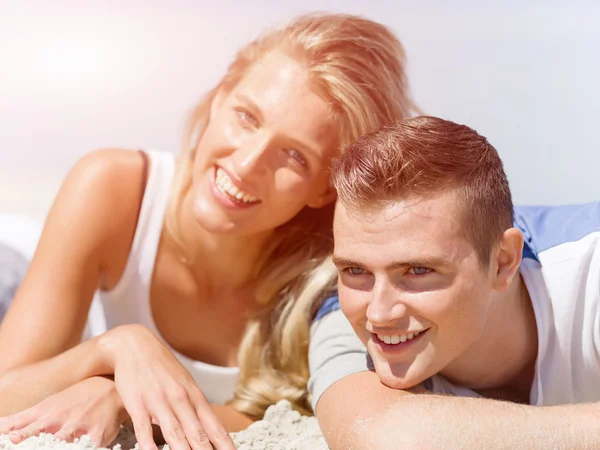 Romantic young couple on the beach — Stock Photo, Image