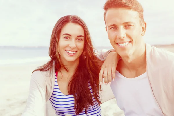 Romantique jeune couple sur la plage — Photo