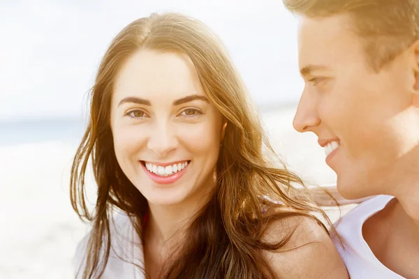 Pareja joven romántica en la playa — Foto de Stock