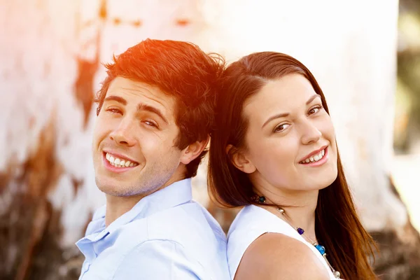 Pareja joven en el parque — Foto de Stock