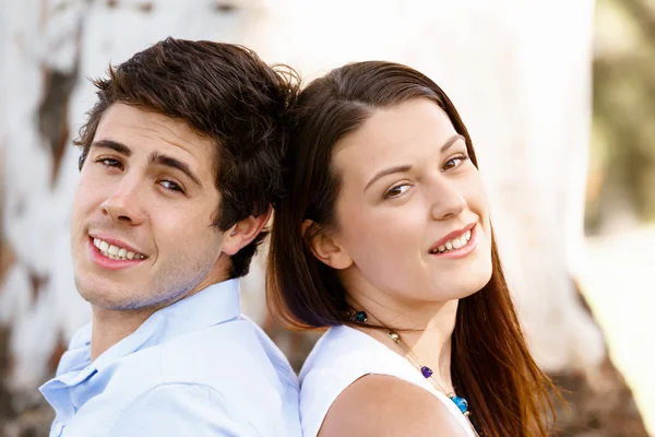 Pareja joven en el parque — Foto de Stock