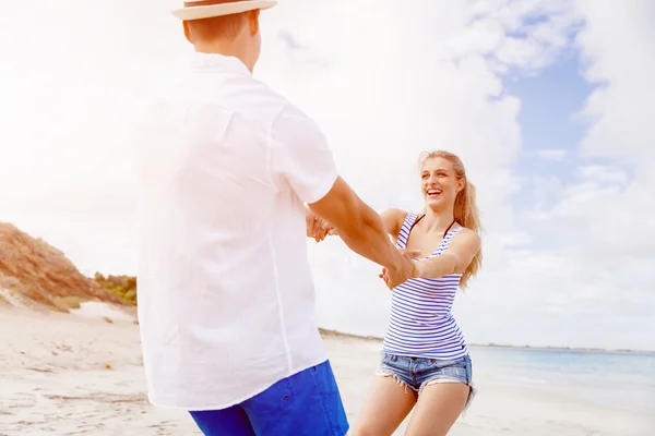 Felice coppia divertirsi sulla spiaggia. — Foto Stock
