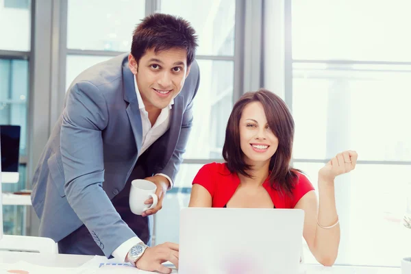 Deux jeunes entreprises collegue dans le bureau — Photo