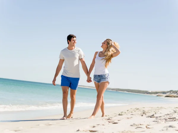 Romântico jovem casal na praia — Fotografia de Stock