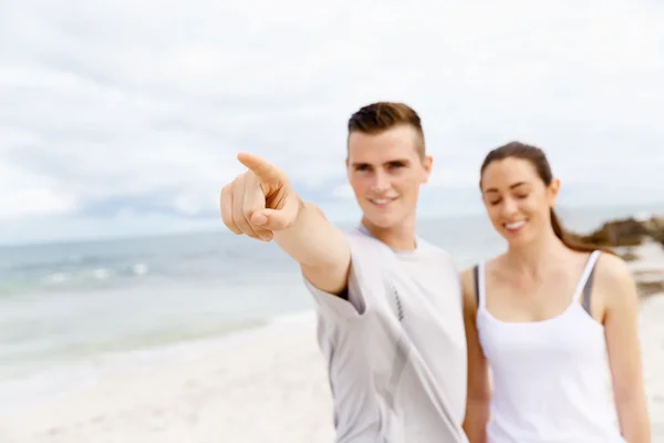 함께 해변에 서 있는 선수의 커플 — 스톡 사진