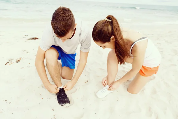 Corredores rendem seus sapatos e se preparam para correr — Fotografia de Stock