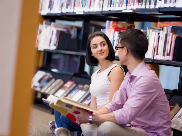 Twee jonge studenten in de bibliotheek — Stockfoto