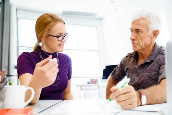 Collega's samen te werken — Stockfoto