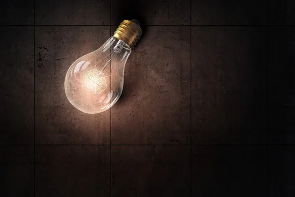 Light bulb op stenen oppervlak — Stockfoto