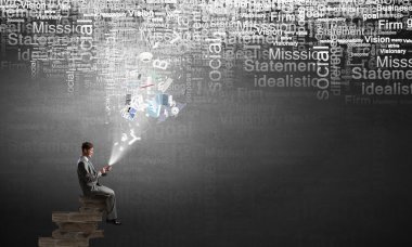 Cep telefonunu kullanan bir adam.