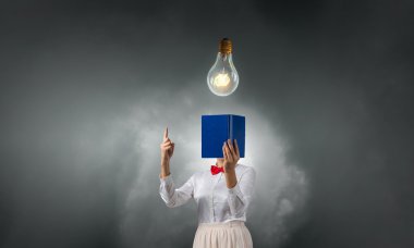 kadın gizli yüz kitap arkasındaki
