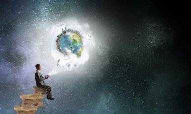 Cep telefonunu kullanan bir adam.