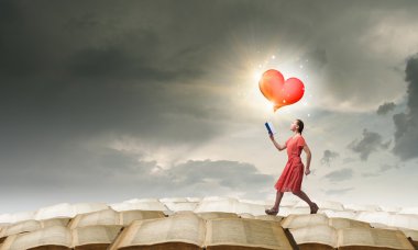 kitap ile çekici bir kadın