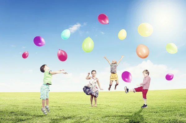 Spielerische Kinder fangen Luftballons — Stockfoto