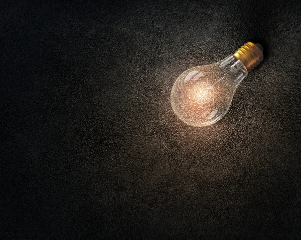 Light bulb op stenen oppervlak — Stockfoto