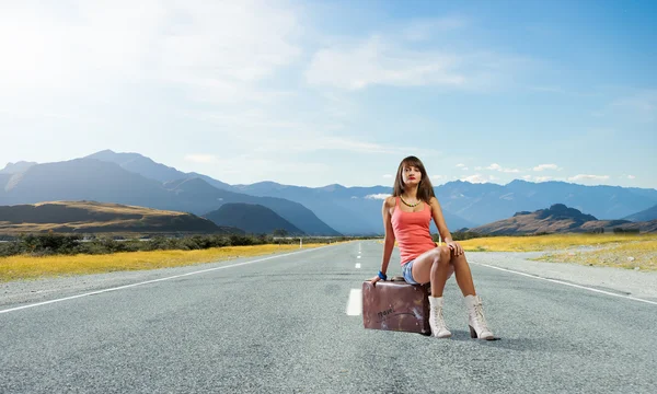 Bella bruna retrò autostoppista — Foto Stock