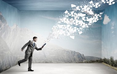 Adam kaçıyor okuma