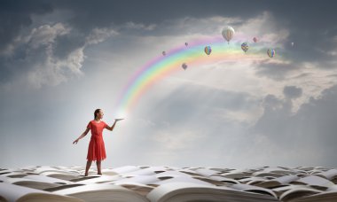 Kız holding açık kitap