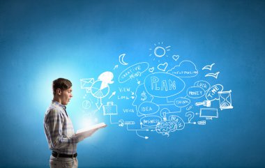 Adam okuma kırmızı kitap