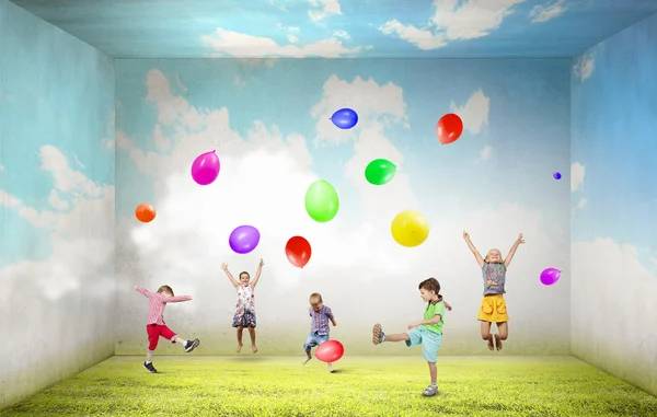 Lekfulla barn fånga ballonger — Stockfoto