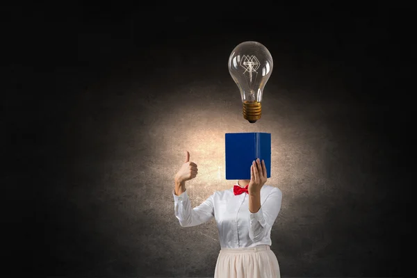 Vrouw verbergen gezicht achter boek — Stockfoto