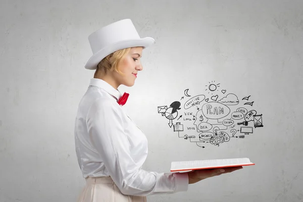 Mujer bonita con libro abierto — Foto de Stock