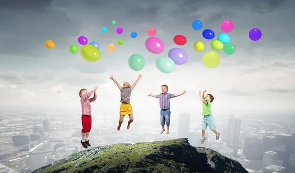 Niños juguetones atrapan globos —  Fotos de Stock