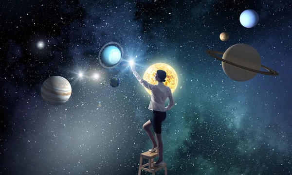 Mujer de negocios toque planeta en el cielo — Foto de Stock