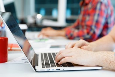 Klavyeye yazı yazan eller