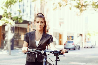 Genç kadın üzerinde bisiklet commuting