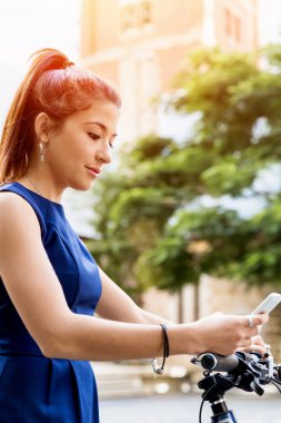 Genç kadın üzerinde bisiklet commuting