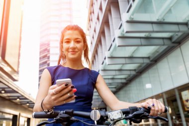 Genç kadın üzerinde bisiklet commuting