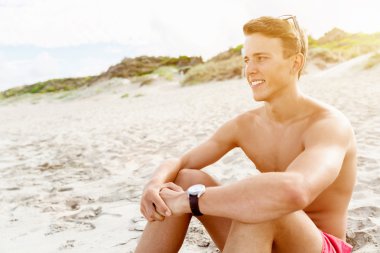 Yakışıklı adam sahilde poz