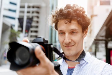 Erkek fotoğrafçı alarak resim