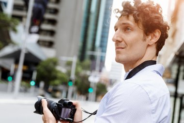 Erkek fotoğrafçı alarak resim