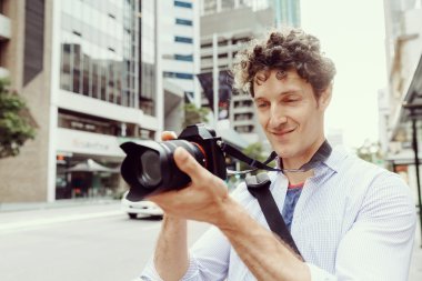 Erkek fotoğrafçı alarak resim