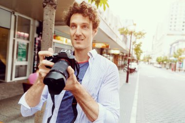 Erkek fotoğrafçı alarak resim