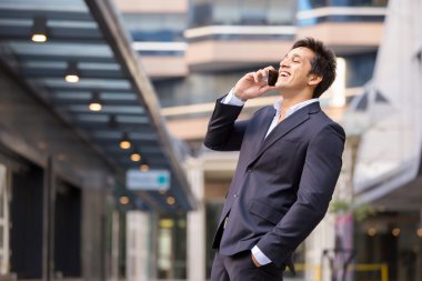 Cep telefonu açık havada ile kendine güvenen işadamı portresi