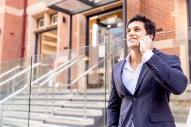 Açık havada kendinden emin bir iş adamının portresi.