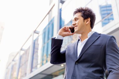 Cep telefonu açık havada ile kendine güvenen işadamı portresi