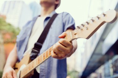 Gitar City ile genç müzisyen