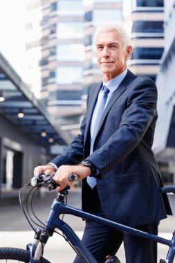 Başarılı bir iş adamı binicilik bisiklet