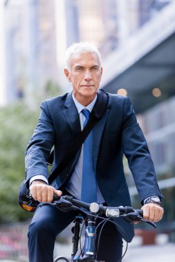 Başarılı bir iş adamı binicilik bisiklet